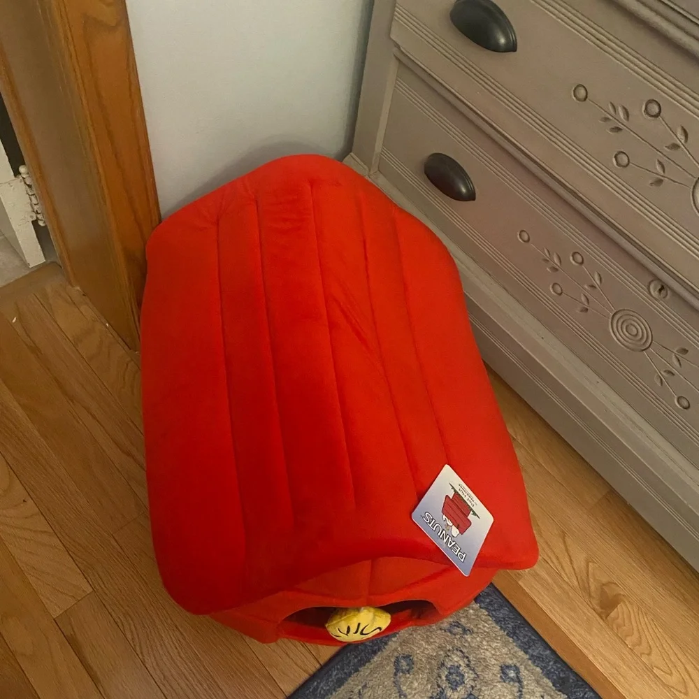 NWT PEANUTS PET HUT